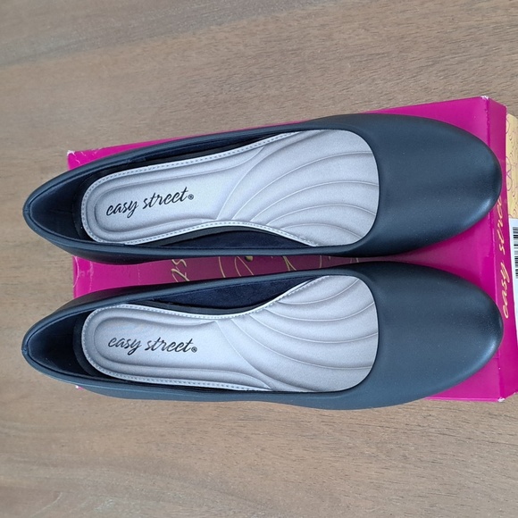 Easy Street Proper Women's High Heels - Color: Navy - Size: 8.5 W - Picture 2 of 9